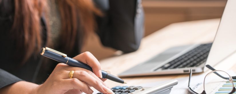 fim-cima-de-femininas-contador-ou-banqueiro-fazer-calculos